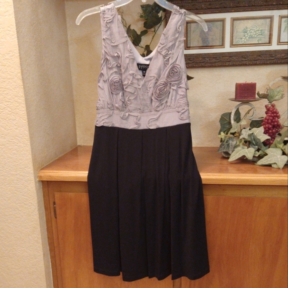 Enfocus Studio Black Gray Rosette Sleeveless V-neck Cocktail Dress Size 14P db - Picture 2 of 4